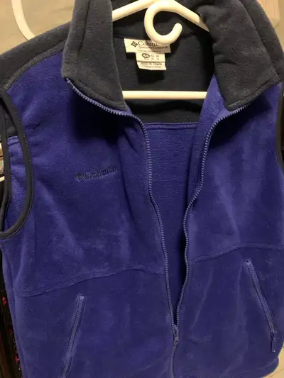 This Columbia fleece vest is perfect for adding an extra layer of warmth without the bulk of a jacke...