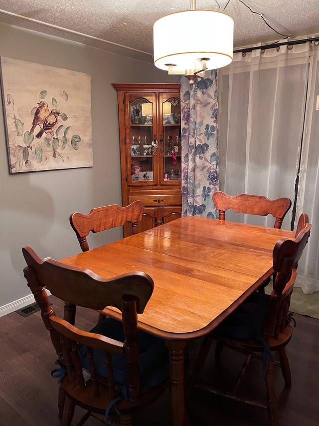 Dining Table Set in Dining Tables & Sets in Charlottetown