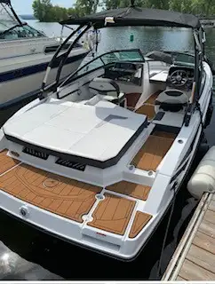 Moteur Mercury 4.5 litres DE 250 forces Open Deck Mercruiser à essence 22 pieds de longueur. Avec re...