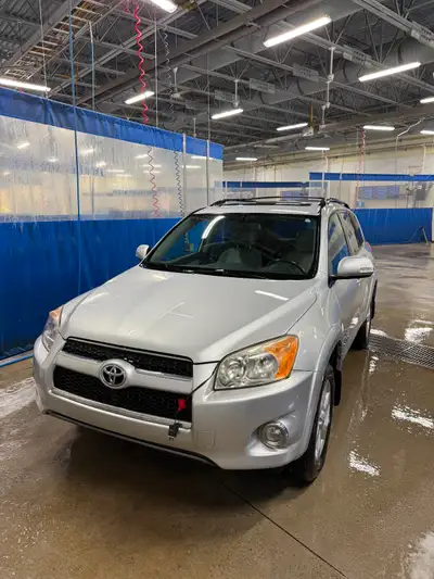 2.5 L - 4 cylinder in excellent condition, owned vehicle since 2017, no accidents, leather interior...