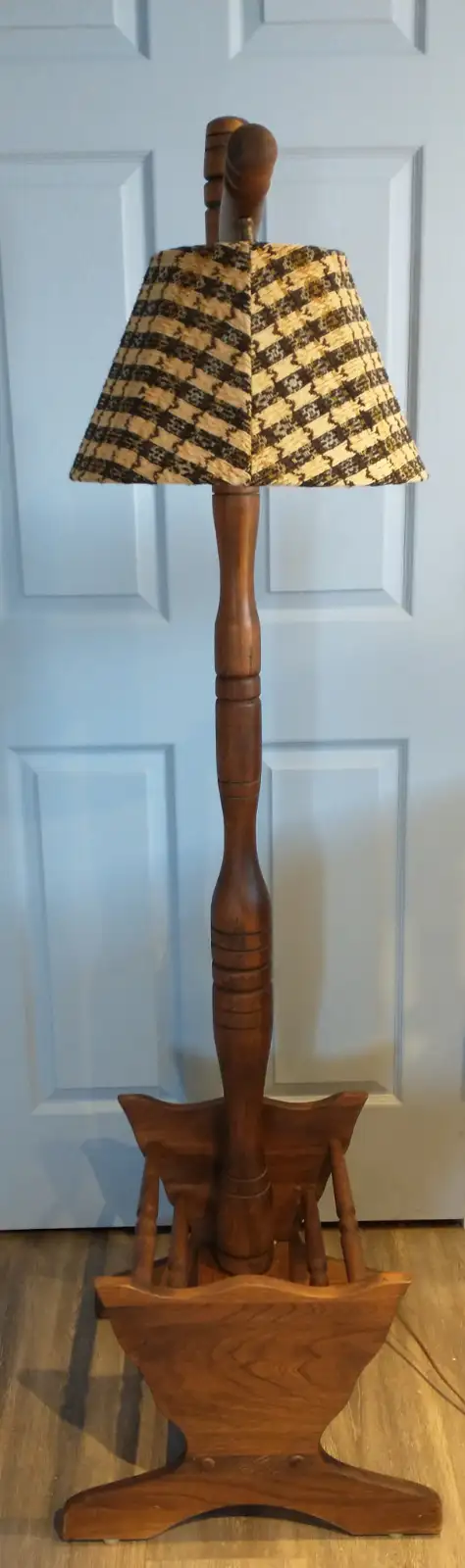 Vintage 70s floor lamp magazine rack in Home Décor & Accents in Ottawa - Image 4