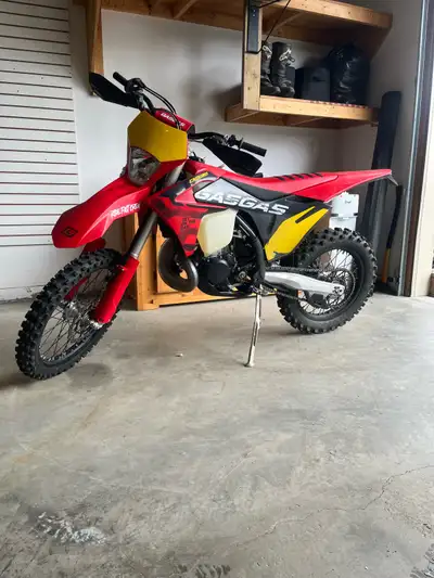 300 2 stroke, fuel injected & oil injected, no mixing fuel required. Electric start, hydraulic clutc...
