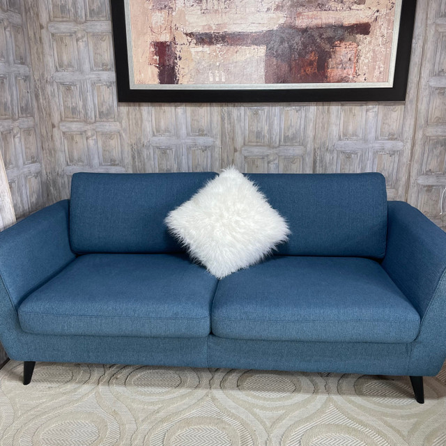Canapé trois places en tissu couleur bleu antique ✅ dans Sofas et futons  à Ville de Montréal - Image 3