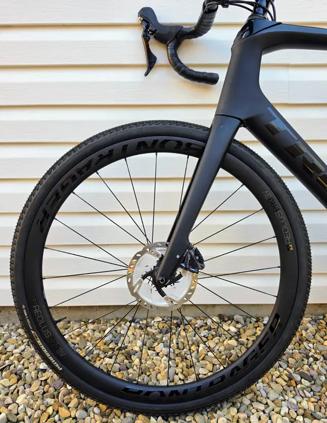 2020 Trek Domane SL 6 Carbon Road/Gravel Bike – 60 cm – Carbon W in Road in Calgary - Image 3