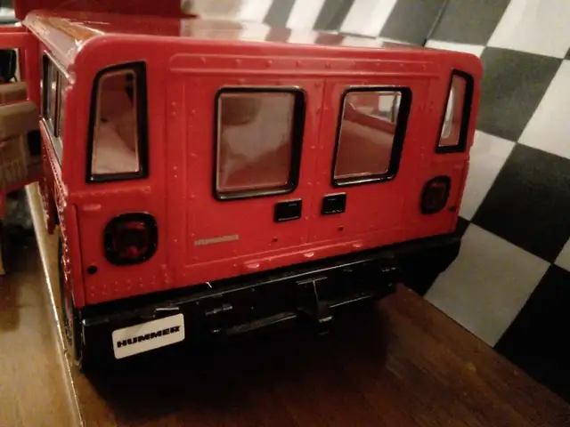 Diecast 1:18 Hummer H1 wagon hard top in Arts & Collectibles in City of Montréal - Image 9