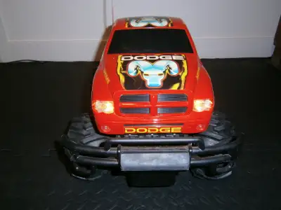 Camion Téléguidé Dodge Ram 4x4, Il a été nettoyé et emballé dans sa boîte d'origine !! je l'ai même...