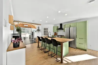 Propriété rare avec intergénération au rez de chaussée !!! Cette maison offre un espace de vie chale...