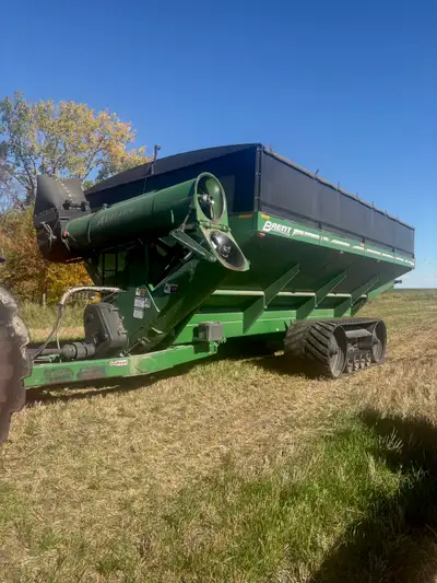 Nice 2096 Brent grain cart for sale. Floats great on tracks and pulls easy. New tarp last season. Ne...