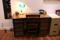 authentic wood desk / bureau en bois authentique