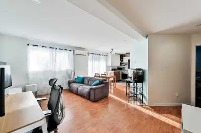 FRENCH VERSION: Condo situé au demi sous-sol, offrant une luminosité surprenante et un aménagement b...