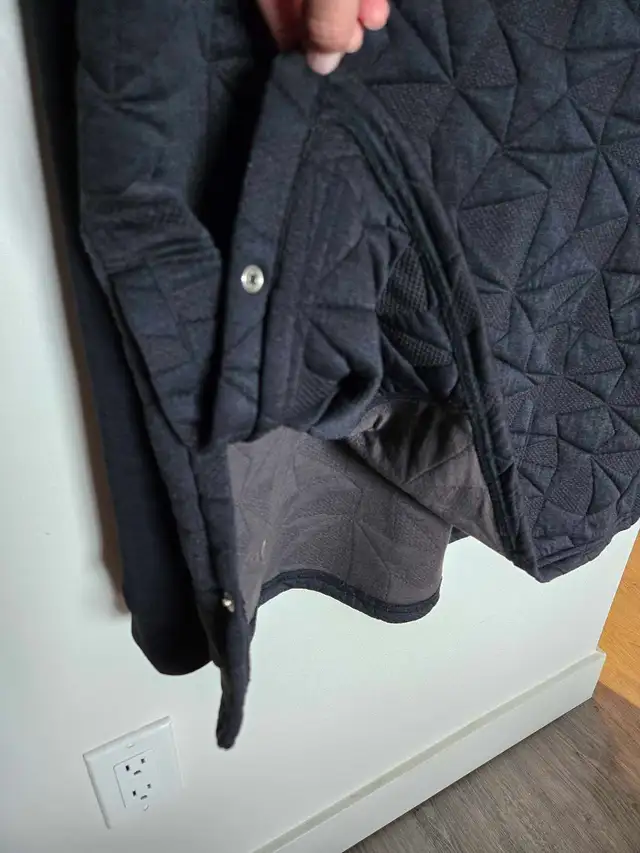 Dark Navy Quilted Activewear Hoodie - Size XL in Women's - Tops & Outerwear in Red Deer - Image 4