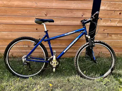 24 speed alivio , sore drivetrain, manitou magnum forks, bomber blue in colour, double walled rims o...