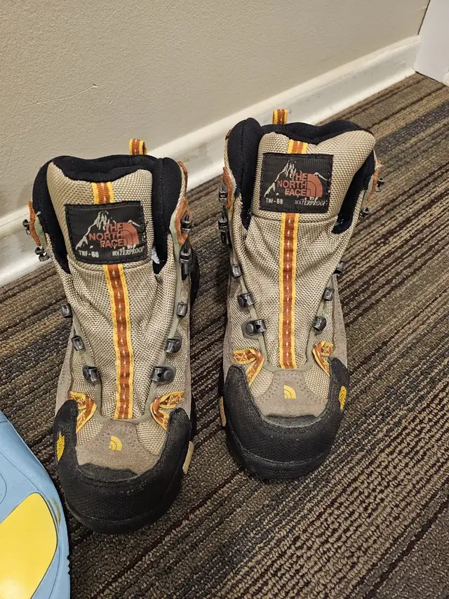 The North Face Dhaulagiri GTX Women's sz 7 in Women's - Shoes in Edmonton - Image 7
