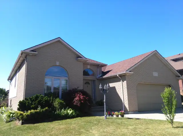 large room for rent near stclair college ready to move in