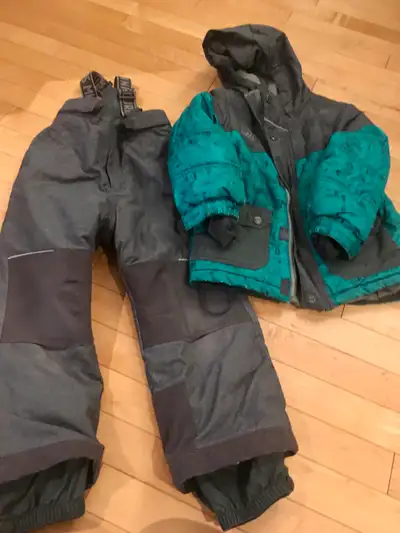 Ensemble d'hiver Souris Mini 4T (4 ans) Pantalon en très bon état (aucune déchirure, aucun bris) - l...