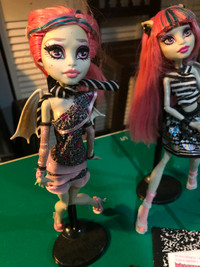 Rochelle Goyle MH Monster High Set 2x 12"Dolls Gargoyle Display