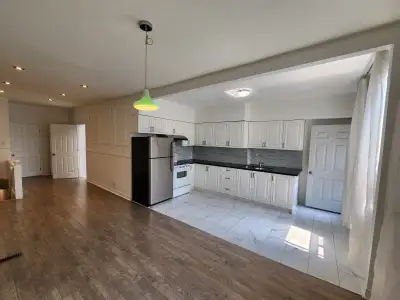 2 bedroom with en-suite bathroom + 1 den, and spacious balcony apartment in Leslieville/Riverdale Be...