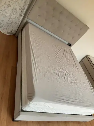 Beautiful Queen Size Bed Set, View more