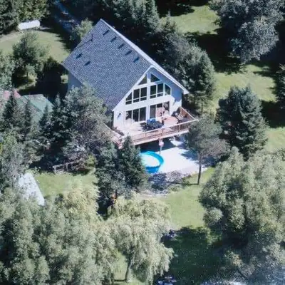 Large 4 bedroom plus loft cottage with Hot tub. close to Mount St. Louis Moonstone Ski hill and snow...