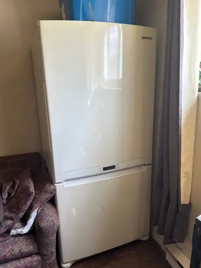 Standard size Samsung fridge missing 1 crisper drawer