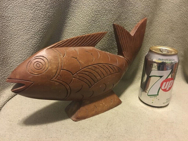 Folk Art Carved Wood Fish in Tropical Hardwood dans Art et objets de collection  à Ville de Montréal - Image 2