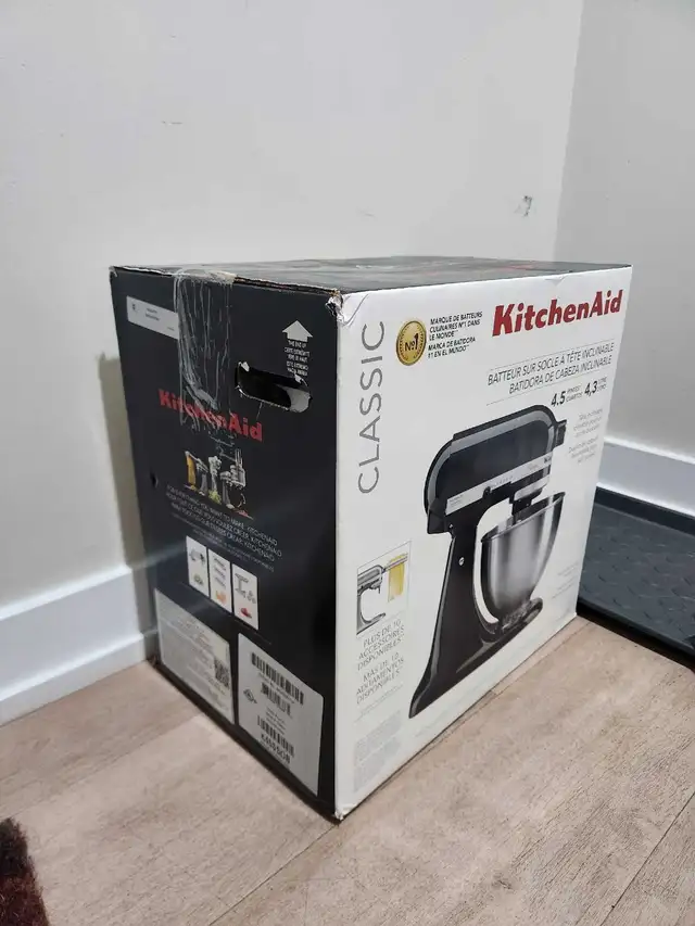 Classic Series 4.5-Quart Tilt-Head Stand Mixer - Onyx Black in Processors, Blenders & Juicers in City of Toronto - Image 4