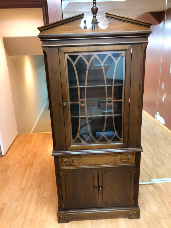 Cute little Antique China Cabinet in Hutches & Display Cabinets in Edmonton
