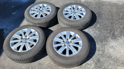 4 pneus d'été Windforce 195/65R15 pas beaucoup usés montés sur jantes Volskwagen d'origine. Était su...