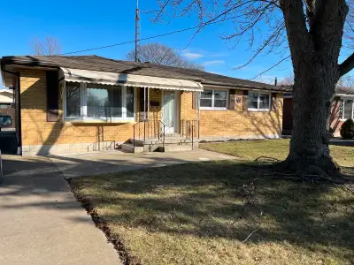 28 Highland Drive, Wallaceburg Located on east side of Wallaceburg near Kimball Rd. 3 bdrm raised bu...