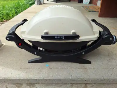 Weber Q1000 Portabke gas BBQ with built-in igniter. Very good condition. Comes with cover. $100