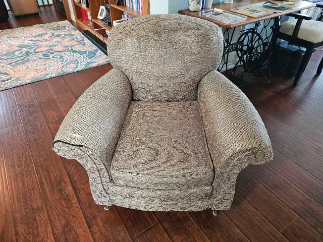 Antique Easy Chair in Chairs & Recliners in Cape Breton - Image 3
