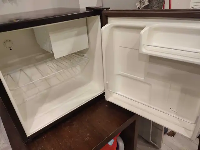 GE Mini Fridge in Refrigerators in Oshawa / Durham Region - Image 2