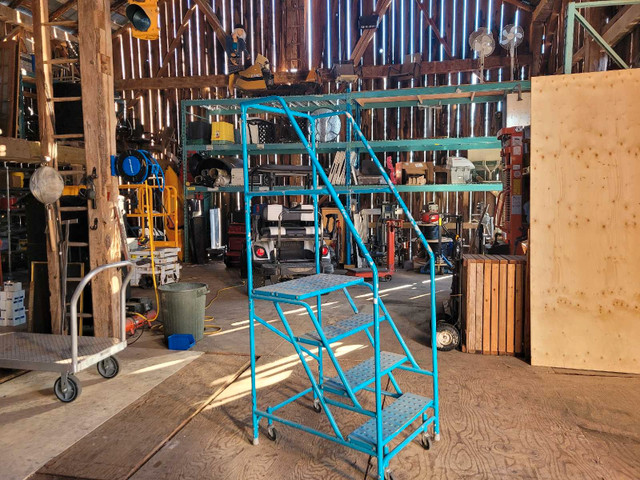 4 step rolling ladder  in Ladders & Scaffolding in Barrie