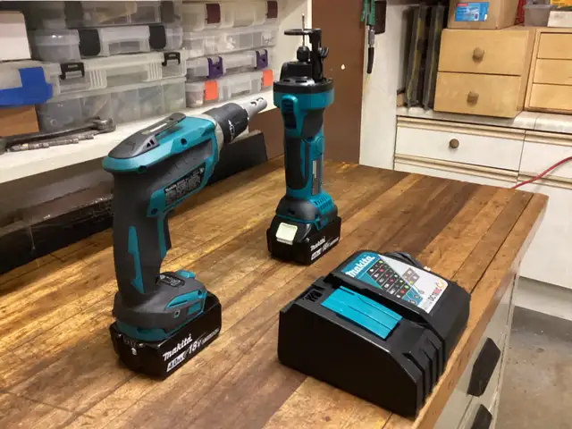 MAKITA LXT 18v BRUSHLESS DRYWALL SCREWGUN and CUT-OUT TOOL KIT in Power Tools in Barrie - Image 8