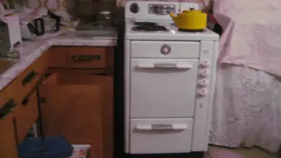 1950??  AMAZING  VINTAGE MOFFATS LTD.  ELECTRIC  STOVE --WORKING, View more
