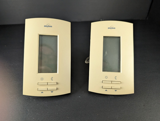 Deux  thermostats électroniques programmables Aube TH110A-SP-P dans Appareils électroniques  à Saguenay
