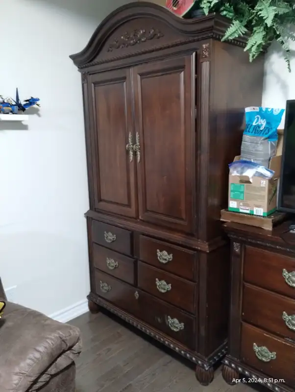 Antique Solid Rosewood Dresser and Wardrobe closet in Dressers & Wardrobes in Oakville / Halton Region - Image 6