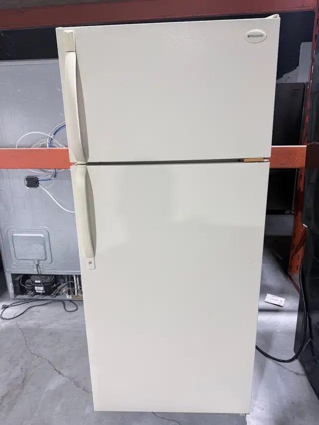 Réfrigérateur 28po blanc | FRT16NRED6 - Frigidaire *** USAGÉ *** in Refrigerators in City of Montréal - Image 2