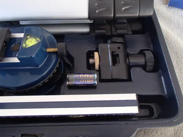 Mastercraft Laser Level with Adjustable Tripod 5 Piece Set in Hand Tools in Sarnia - Image 5