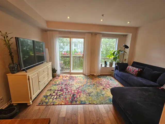 Fully Furnished 3-BR Townhouse in Maple – Short-Term Winter Rent