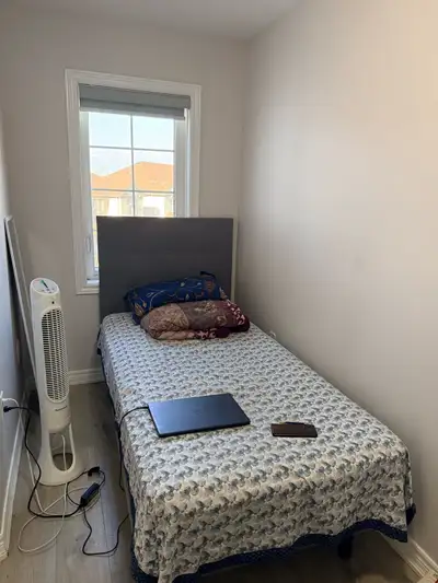 A bright, comfortable private room available in a well‑kept home located in a quiet and friendly nei...