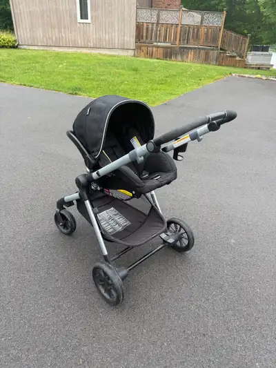 Complete Evenflo travel system in great condition and ready for its next family. Includes: • Evenflo...