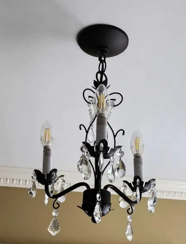 Small 3 Light Chandelier Light Fixture in Indoor Lighting & Fans in Markham / York Region - Image 4