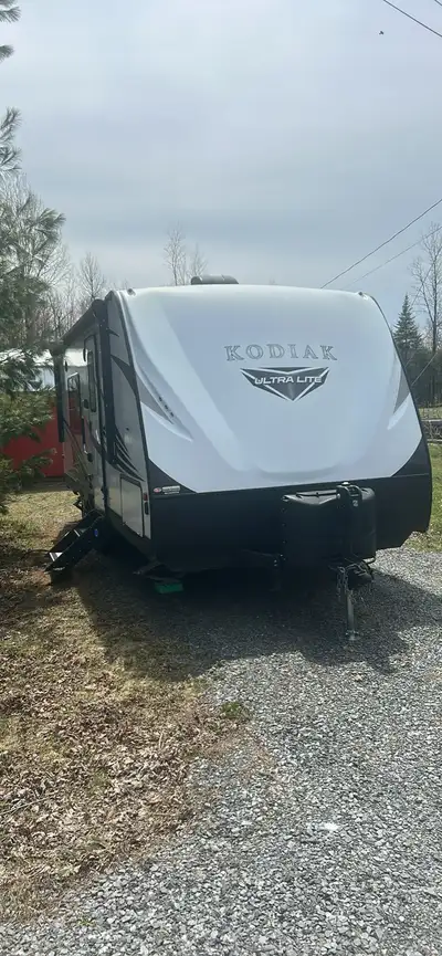 Kodiak 201qb 2019 ultra lite 4450 lbs total utilisé seulement 14 fds comme neuve Housse hivernale ba...
