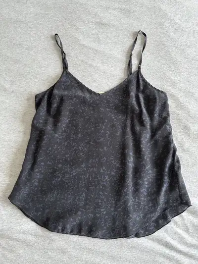 100% silk Wilfred top with adjustable strap. Used only once, too small for me. Asking for $15