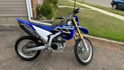 ***Located in Lloydminster*** 2019 Yamaha WR250R Street Legal Only 1005 km Has a new chain, LED turn...