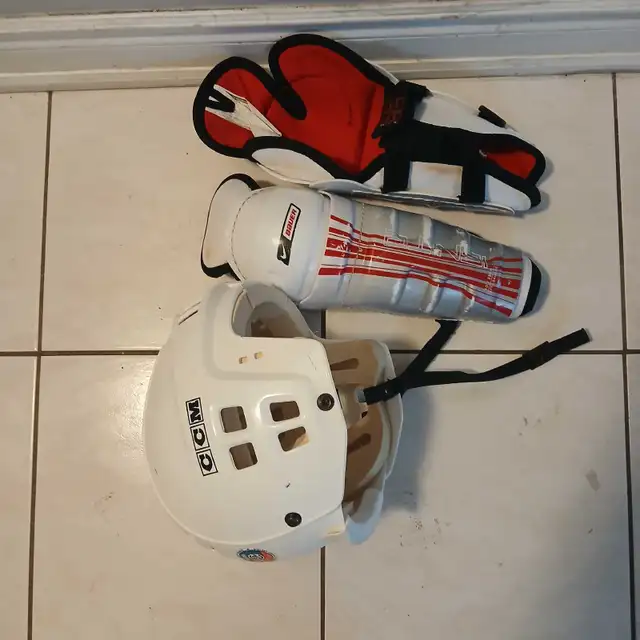 Hockey Equipment Youth size in Hockey in City of Toronto - Image 3