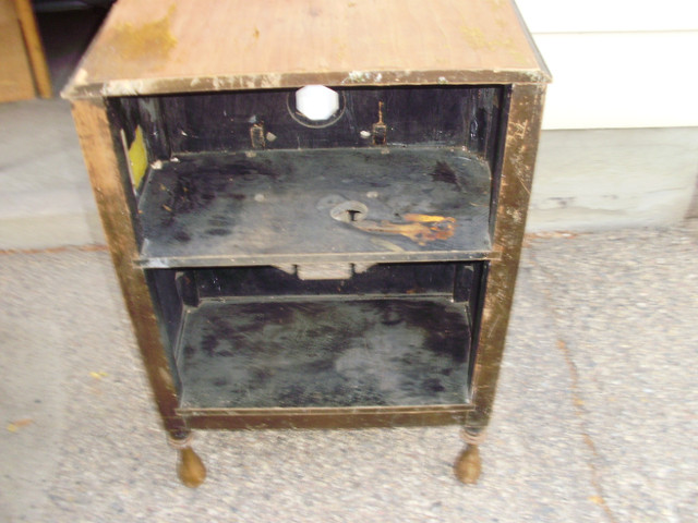 Antique Radio Cabinet in Arts & Collectibles in Saskatoon - Image 2