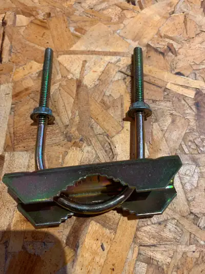 4 pinces à tuyau antenne / antenna mast clamps, View more