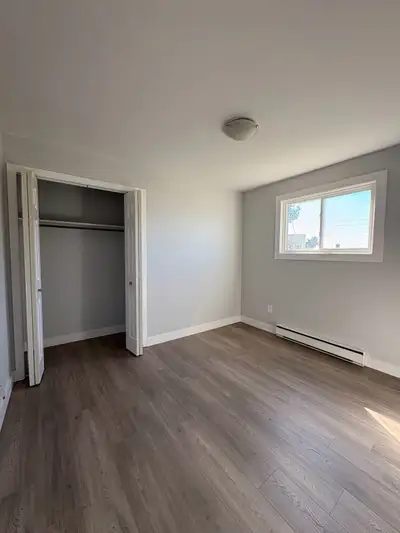 Renovated 2 Bedroom with Laundry 15 min from Sydney! The apartment features 2 bedrooms with closets...